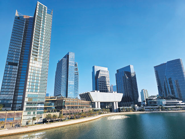 지난 1월 10일(현지시간) 아랍에미리트(UAE) 아부다비 알 마리아 섬에 조성된 국제금융자유구역 ‘아부다비 글로벌마켓’(ADGM)에 주요 글로벌 기업들이 입주한 고층 건물들이 우뚝 서 있다.