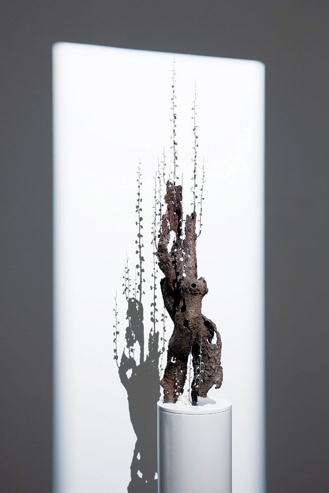 연리지_브론즈, 스테인리스, 야광안료_20×20×94㎝_2022