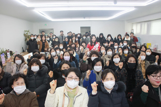 오는 4월 총선에서 서울 동대문갑에 출사표를 던진 여명 국민의힘 예비후보가 5일 동대문구 이문동 선거 사무실에서 책임 당원들과 간담회를 진행한 후 기념 촬영을 하고 있다. 여명 후보 제공