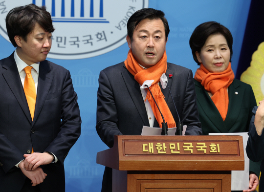 김용남 개혁신당 정책위의장이 6일 오후 서울 여의도 국회에서 이준석 개혁신당 대표, 양향자 원내대표와 함께 ‘개혁신당 릴레이 정책 발표’ 기자회견을 하고 있다. 뉴시스