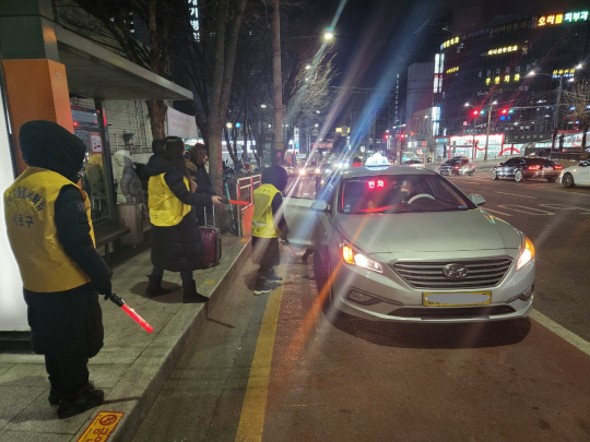 지난해 설 연휴 기간 서초구 직원들이 택시불법승차를 계도·단속하고 있다. 서초구청 제공