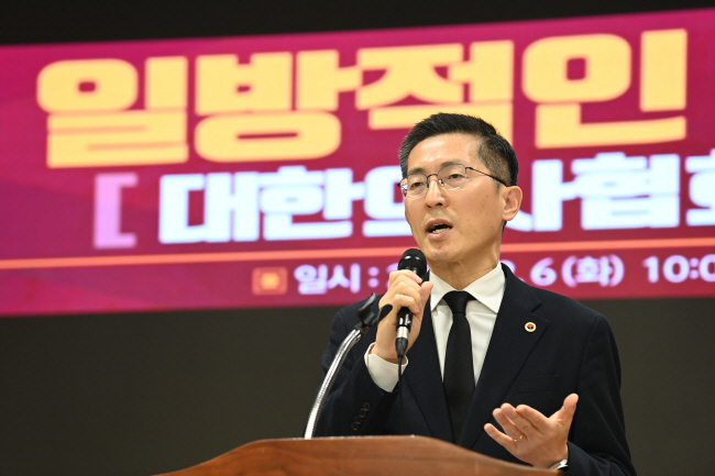 이필수 대한의사협회 회장이 6일 오전 서울 용산구 이촌동 의협회관에서 정부의 의대 정원 확대에 반대하는 긴급 기자회견을 하고 있다.    문호남 기자