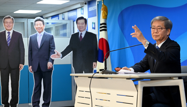 임혁백 더불어민주당 공직선거후보자추천관리위원장이 6일 오전 서울 영등포구 여의동 당사에서 공관위 1차 심사결과를 발표하고 기자들의 질문을 받고 있다. 곽성호 기자
