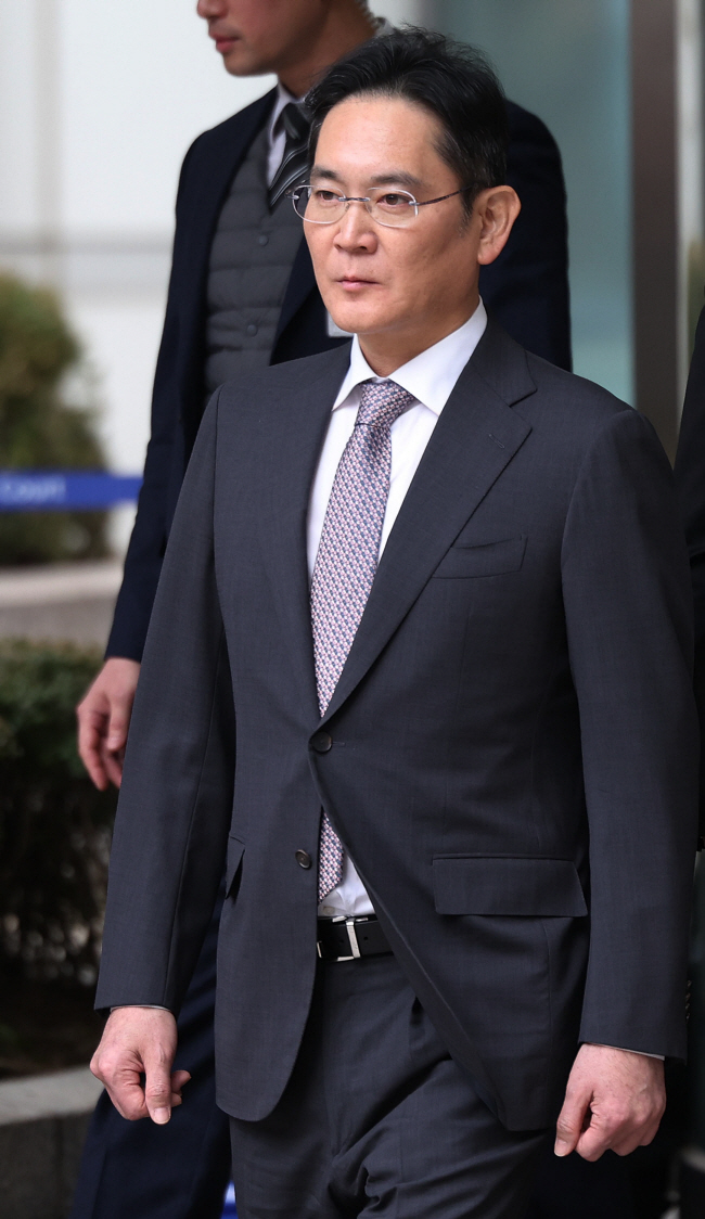 이재용 삼성전자 회장이 5일 오후 서울 서초구 서울중앙지법에서 열린 부당합병·회계부정 혐의 1심 선고 공판에서 무죄 판결을 받은 뒤 법원을 나서고 있다. 연합뉴스