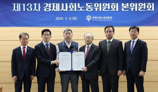 경제사회노동위원회가 6일 오전 서울 종로구 새문안로 경사노위 대회의실에서 열린 본위원회에 앞서 노사정 대표자 선언문에 서명한 후 기념촬영을 하고 있다. 왼쪽부터 이정식 고용노동부 장관, 김문수 경사노위 위원장, 김동명 한국노총 위원장, 손경식 한국경영자총협회 회장, 최상목 부총리 겸 기획재정부 장관, 우태희 대한상공회의소 상근부회장. 김동훈 기자