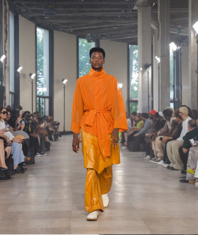 지난해 6월 파리 ‘팔레 드 도쿄’ 뮤지엄에서 열린 파리패션위크 송지오 2024 봄·여름(S／S) 컬렉션에서 모델이 워킹하는 모습.  송지오 제공