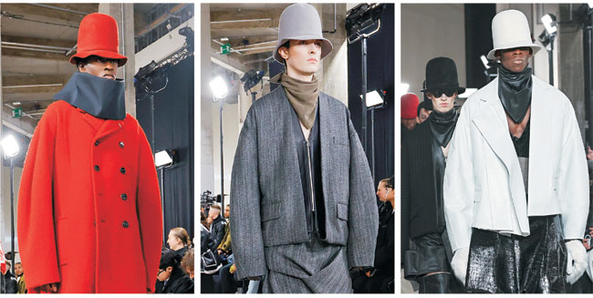 송지오가 지난달 19일 프랑스 파리패션위크에서 선보인 올해 가을·겨울(F/W) 파리 컬렉션을 모델들이 선보이고 있다. 이번 파리 F/W 컬렉션은 송지오 고유의 동양적인 실루엣을 강조하기 위해 날카로운 각들과 우아한 곡선으로 구성했다.  송지오 제공