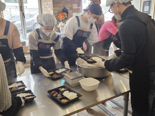 독거노인 위해 주방에 모인 MZ들… “300인분 도시락 만들며 나눔 가치 배워요”