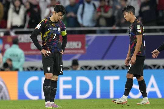 축구대표팀의 손흥민(왼쪽)이 7일 오전(한국시간) 카타르 알라이얀의 아흐마드 빈 알리 스타디움에서 열린 요르단과의 아시안컵 준결승전에서 패한 뒤 낙담한 표정을 짓고 있다. AP뉴시스