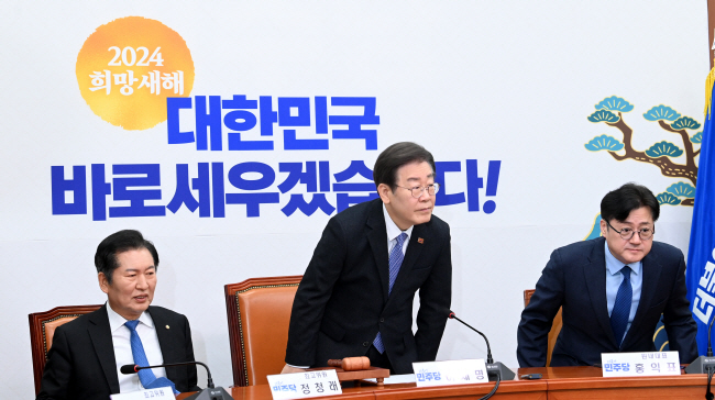이재명(가운데) 더불어민주당 대표가 7일 오전 서울 여의도 국회에서 열린 최고위원회의에 참석하며 자리에 앉고 있다. 왼쪽부터 정청래 최고위원, 이 대표, 홍익표 원내대표.  곽성호 기자
