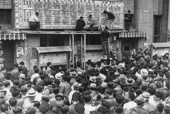 서울역사박물관 특별전시실에서 열리고 있는 사진전 ‘그때 그 서울’에 전시된 1956년 선거발표 속보판.