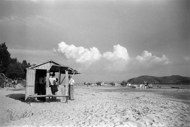1958년 뚝섬유원지의 냉차 파는 매점.