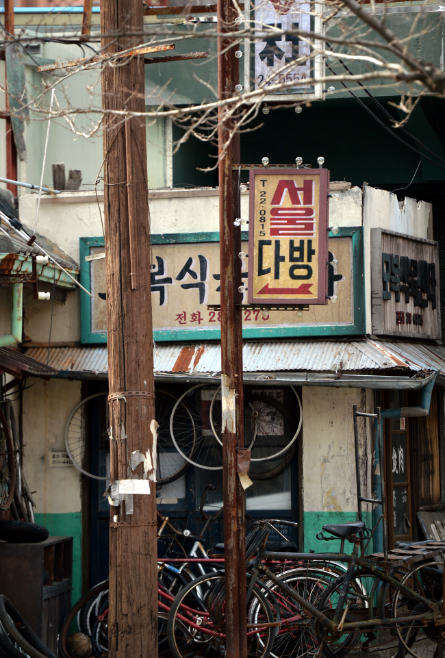 경남 합천영상테마파크의 촬영세트공간. 1980년대 서울 뒷골목 분위기를 감쪽같이 모사해낸 공간이 탄성을 자아낸다.