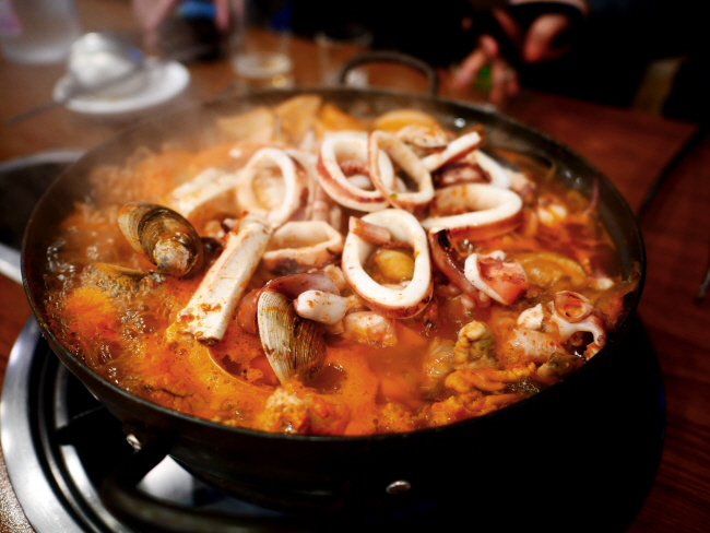 서울 충무로 ‘복정집’의 해물탕.