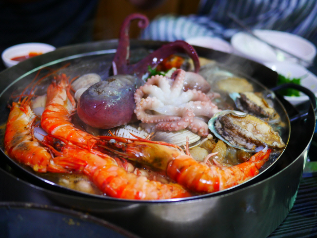 경기 안양의 노포 ‘정호식당’의 해물탕. 뜻밖에 내륙 도시 안양의 대표 음식 중 하나가 해물탕이다.