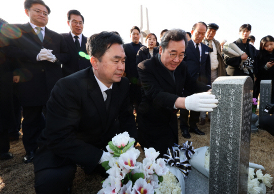 이낙연(앞줄 왼쪽 두 번째)·김종민(〃 첫 번째) 새로운미래 공동대표가 7일 오전 광주 북구 운정동 국립 5·18민주묘지 추모탑에서 참배하고 있다. 연합뉴스