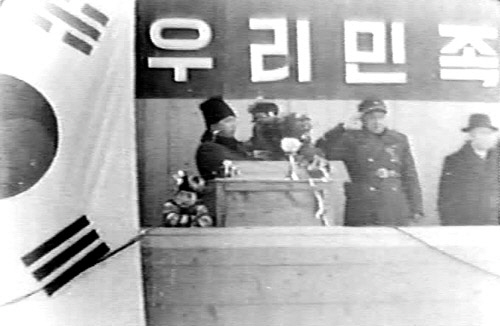 1948년 2월8일 조선인민군 창건식 모습. 인민군의 상징 마크에 ‘태극’ 문양이 눈에 띈다. 태극 문양은 북한이 인공기를 사용하는 1948년 7월 이후 인민군 상징마크에서 빠졌지만 최초 마크에는 태극 문양이 왕별 중간에 들어가 있었다. 국기기록원 제공