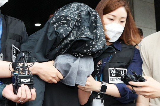 검찰 송치되는 ‘냉장고 영아시신 사건’ 친모. 연합뉴스 자료사진