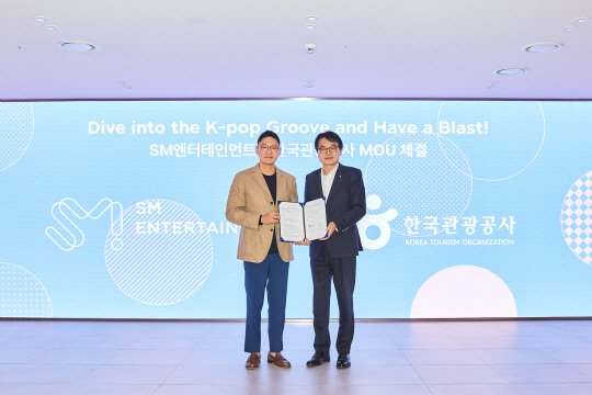 SM엔터테인먼트 탁영준 COO(좌)와 한국관광공사 관광콘텐츠전략본부의 유진호 본부장.
