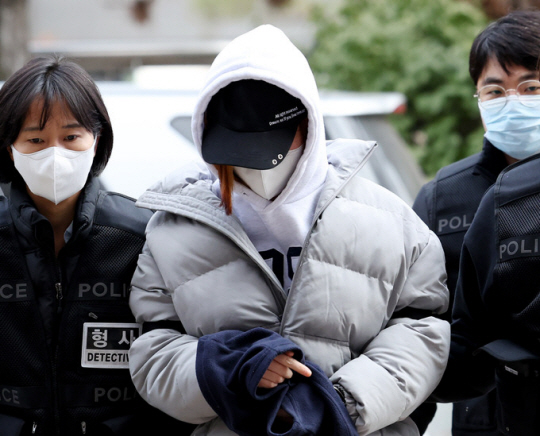 쌍둥이 자매를 모텔 침대에 엎어 재워 숨지게 한 20대 어머니가 4일 오후 구속영장심사를 받기 위해 인천지법으로 들어서고 있다. 연합뉴스