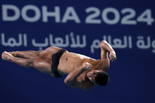 우하람(국민체육진흥공단)이 8일 카타르 도하 하마드아쿠아틱센터에서 열린 세계수영선수권대회 다이빙 남자 3ｍ 스프링보드 결승에서 안정적인 연기를 펼치고 있다. AP 뉴시스