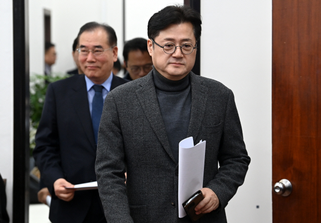 홍익표 더불어민주당 원내대표가 8일 오전 국회에서 열린 정책조정회의를 주재하기 위해 회의실로 들어서고 있다.   곽성호 기자