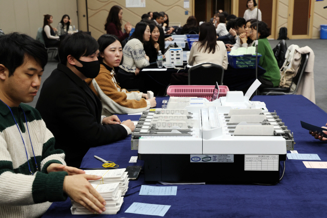 제22대 국회의원 총선거를 앞두고 부산시선거관리위원회 직원들이 7일 부산 동구 부산항국제전시컨벤션센터에서 모의개표 실습을 하고 있다.뉴시스
