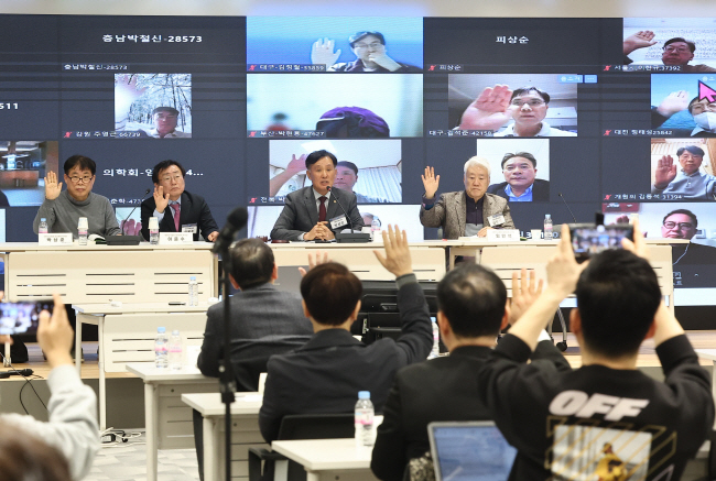 박성민(왼쪽 세 번째) 대한의사협회 대의원회의 의장이 7일 오후 서울 용산구 의협회관에서 열린 긴급 대의원 총회를 주재하고 있다. 연합뉴스