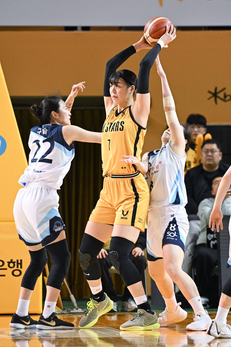 7일 신한은행 전에서 리바운드를 따내는 KB 박지수(가운데)[WKBL 제공. 재판매 및 DB 금지]