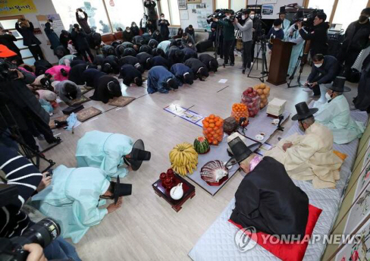 지난해 강릉시 성산면 위촌리 도배례 모습. 연합뉴스