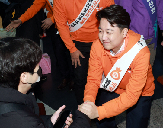 개혁신당 이준석 대표가 9일 오전 서울 용산역에서 설 귀성인사를 하고 있다. 사진 연합뉴스