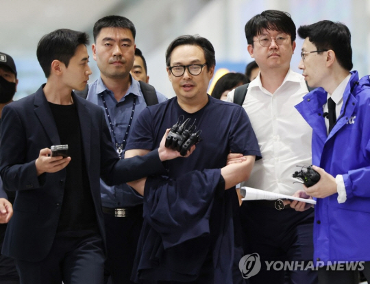 지난해 8월 유병언 전 세모그룹 회장의 차잠 유혁기(51) 씨가 미국에서 강제송환되고 있다. 사진 연합뉴스