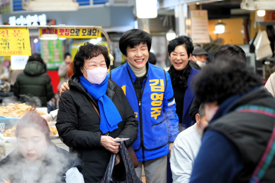 김영주 국회부의장(가운데)이 서울 영등포구 영등포전통시장에서 시민들과 기념 촬영을 하고 있다. 김영주 부의장실 제공.