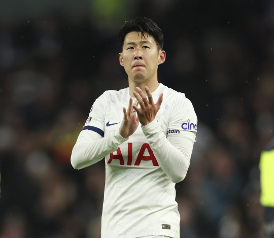 손흥민(토트넘 홋스퍼)이 11일 영국 런런 토트넘 홋스퍼 스타디움에서 열린 2023∼2024 EPL 24라운드 브라이턴과의 홈 경기에서 승리한 후 관중석을 향해 박수를 치고 있다. AP 뉴시스