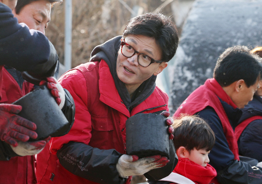 한동훈 국민의힘 비상대책위원장이 지난 8일 서울 노원구 중계동 백사마을에서 사랑의 연탄 나눔 봉사활동을 하고 있다. 뉴시스