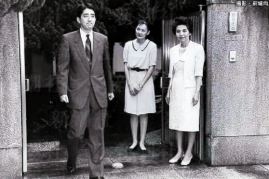 1993년 중의원에 처음 당선된 아베 신조가 모친 요코(오른쪽) 여사의 배웅을 받으며 고향 야마구치현 자택 앞에서 출근하고 있다. 신쵸데일리 캡처