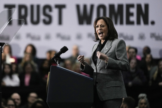 오는 11월 미국 대선에 조 바이든 대통령의 러닝메이트로 재출마하는 카멀라 해리스 부통령이 1월 22일 위스콘신주 빅벤드에서 열린 노조 행사에 참석해 여성 낙태권 관련 연설을 하고 있다. AP 연합뉴스
