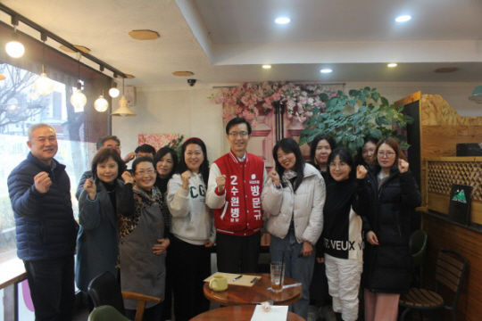 방문규 국민의힘 수원병 예비후보가 지역 주민들과 만나 기념사진을 찍고 있다. 방문규 예비후보 제공