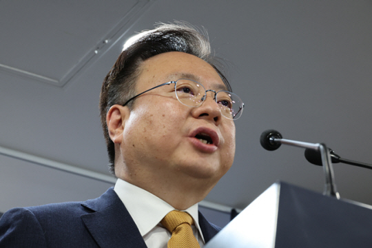조규홍 보건복지부 장관이 6일 서울 종로구 정부서울청사에서 2000명 의과대학 입학정원 확대 방안 발표를 하고 있다.  뉴시스