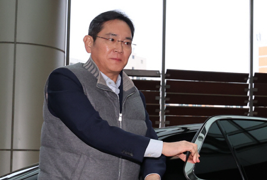 이재용 삼성전자 회장이 6일 서울김포비즈니스항공센터를 통해 아랍메미리트연합(UAE)으로 출국하고 있다. 이 회장은 이날 설 연휴를 맞아 해외 현장 경영을 위해 중동으로 떠났다. 뉴시스