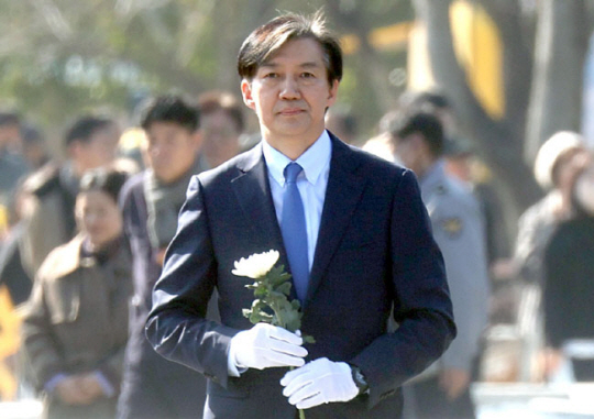 조국 전 법무부 장관이 설 연휴 마지막 날인 12일 오후 경남 김해시 진영읍 봉하마을 고(故) 노무현 전 대통령 묘역을 참배하고 있다. 연합뉴스