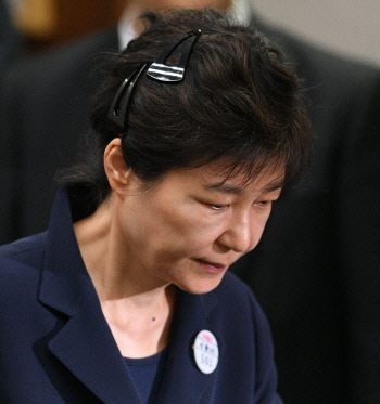 박근혜 전 대통령이 2017년 5월 23일 옷깃에 수용번호 ‘503번’을 달고 서울중앙지법 417호 대법정으로 들어서고 있다. 공동취재단