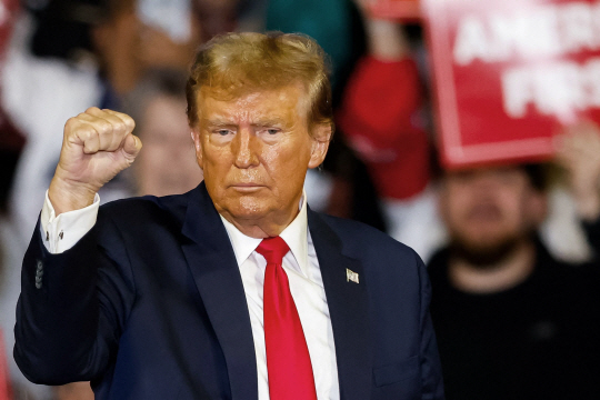 도널드 트럼프 전 미국 대통령이 10일(현지시간) 사우스캐롤라이나 콘웨이에서 유세하는 모습. AFP 연합뉴스