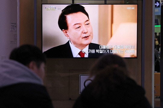 7일 오후 서울 중구 서울역 대합실에서 시민들이 윤석열 대통령의 KBS 신년 대담 방송을 시청하고 있다. 뉴시스