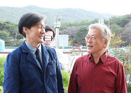 문재인 전 대통령이 지난달 9일 오후 경남 양산시 하북면 평산마을 평산책방에서 열린 ‘디케의 눈물, 조국 작가와의 만남’을 찾아 조국 전 법무부 장관과 인사하고 있다. 연합뉴스