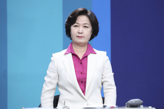 더불어민주당 대선 경선 후보였던 추미애 전 법무부 장관이 2021년 10월 5일 경기 부천시 OBS경인TV에서 열린 더불어민주당 제20대 대통령선거 후보자 방송토론회에 앞서 토론 준비를 하고 있다. 뉴시스