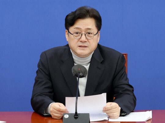 홍익표 더불어민주당 원내대표가 12일 오후 서울 여의도 국회에서 설 민심 기자간담회를 하고 있다. 뉴시스