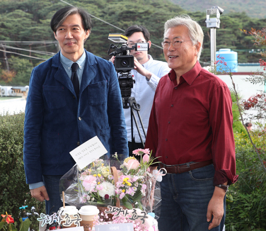 지난해 11월 9일 경남 양산시 하북면 평산책방에서 열린 ‘디케의 눈물‘ 작가 사인회에서 조국 전 장관이 문재인 전 대통령과 대화를 하고 있다. 뉴시스
