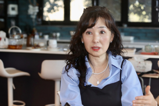 공지영 작가가 지난달 15일 경남 하동군 평거리 마을 자택에서 연합뉴스와 인터뷰하고 있다. 연합뉴스