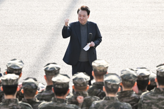 윤석열 대통령이 설 명절인 10일 경기 김포시 해병 청룡부대(2사단)를 방문해 장병들을 격려하며 주먹을 불끈 쥐어보이고 있다.  대통령실 제공.